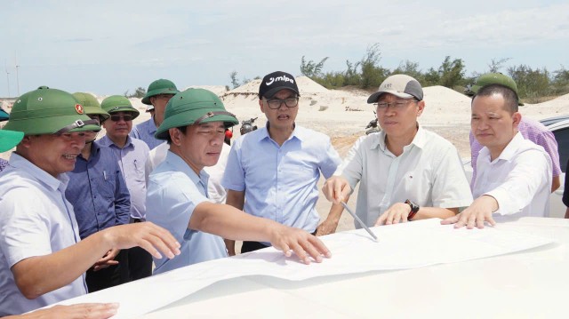 Bí thư Tỉnh uỷ Quảng Trị Nguyễn Văn Phương (thứ tư, phải ảnh) nghe báo cáo tiến độ dự án. Ảnh: Quốc Việt Bí thư Tỉnh uỷ Quảng Trị Nguyễn Văn Phương (thứ tư, phải ảnh) nghe báo cáo tiến độ dự án. Ảnh: Quốc Việt