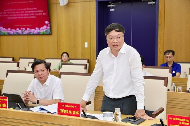 Thứ trưởng Bộ Nội vụ Trương Hải Long phát biểu chỉ đạo tại cuộc làm việc. Ảnh: Việt Cường Thứ trưởng Bộ Nội vụ Trương Hải Long phát biểu chỉ đạo tại cuộc làm việc. Ảnh: Việt Cường