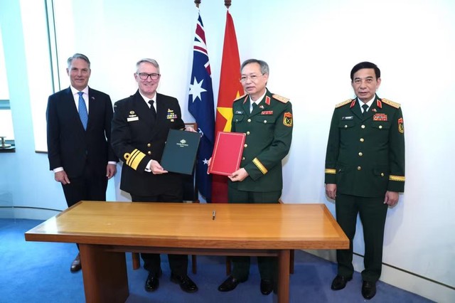Trong khuôn khổ hoạt động của Đại tướng Phan Văn Giang tại Australia, hai bên cũng trao 3 văn kiện hợp tác về tìm kiếm cứu nạn, biên phòng và cảnh sát biển. (Ảnh: Thu Trang/Vietnam+) Trong khuôn khổ hoạt động của Đại tướng Phan Văn Giang tại Australia, hai bên cũng trao 3 văn kiện hợp tác về tìm kiếm cứu nạn, biên phòng và cảnh sát biển. (Ảnh: Thu Trang/Vietnam+)