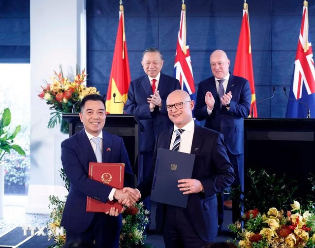 Tổng Bí thư, Chủ tịch nước Tô Lâm và Thủ tướng New Zealand Christopher Luxon đã gặp gỡ báo chí và chứng kiến trao các văn kiện hợp tác giữa hai nước New Zealand - Việt Nam. Ảnh: Thống Nhất/TTXVN. Tổng Bí thư, Chủ tịch nước Tô Lâm và Thủ tướng New Zealand Christopher Luxon đã gặp gỡ báo chí và chứng kiến trao các văn kiện hợp tác giữa hai nước New Zealand - Việt Nam. Ảnh: Thống Nhất/TTXVN.