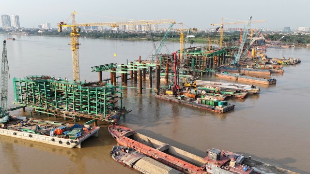 Các trụ cầu chính đang vươn lên giữa sông Hồng, đánh dấu bước chuyển từ thi công nền móng sang hoàn thiện kết cấu cầu. Các trụ cầu chính đang vươn lên giữa sông Hồng, đánh dấu bước chuyển từ thi công nền móng sang hoàn thiện kết cấu cầu.