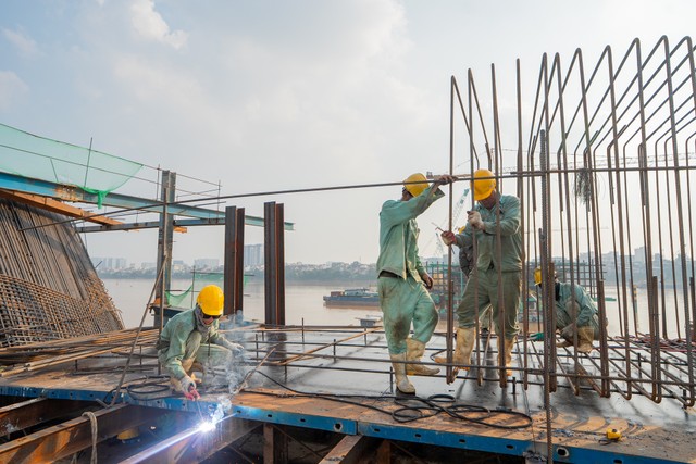 Việc tổ chức nhiều mũi thi công song song giúp rút ngắn thời gian thực hiện, đảm bảo các hạng mục hoàn thành đồng bộ. Việc tổ chức nhiều mũi thi công song song giúp rút ngắn thời gian thực hiện, đảm bảo các hạng mục hoàn thành đồng bộ.