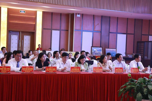 Các đại biểu tham dự hội nghị.