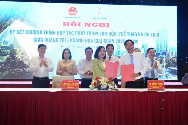 Lãnh đạo 2 Sở Văn hóa, Thể thao và Du lịch tỉnh Khánh Hòa và Quảng Trị trao biên bản ghi nhớ hợp tác.