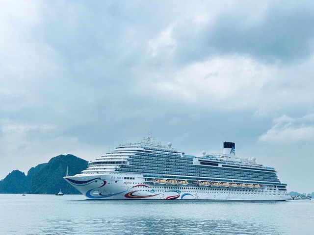 Tàu du lịch Adora Magic City cập Cảng tàu khách quốc tế Hạ Long, đưa gần 4.500 du khách đến Quảng Ninh. Tàu du lịch Adora Magic City cập Cảng tàu khách quốc tế Hạ Long, đưa gần 4.500 du khách đến Quảng Ninh.