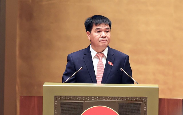 Phó chủ nhiệm Ủy ban Kinh tế và Tài chính Nguyễn Hữu Toàn trình bày ý kiến thẩm tra - Ảnh: Đức Thanh. Phó chủ nhiệm Ủy ban Kinh tế và Tài chính Nguyễn Hữu Toàn trình bày ý kiến thẩm tra - Ảnh: Đức Thanh.