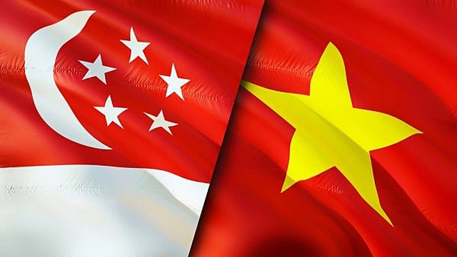 Việt Nam và Singapore thiết lập quan hệ ngoại giao ngày 1/8/1973. Quan hệ hai nước được nâng cấp lên Đối tác Chiến lược năm 2013 và Đối tác Chiến lược toàn diện vào tháng 3/2025.