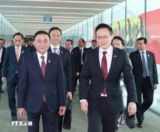 Thường trực Ban Bí thư Trần Cẩm Tú tới Sân bay Changi, bắt đầu chuyến thăm chính thức Cộng hòa Singapore. (Ảnh: Phương Hoa/TTXVN) Thường trực Ban Bí thư Trần Cẩm Tú tới Sân bay Changi, bắt đầu chuyến thăm chính thức Cộng hòa Singapore. (Ảnh: Phương Hoa/TTXVN)