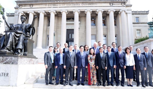 Các đại biểu chụp ảnh lưu niệm.