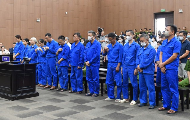 Có 28 bị cáo bị đưa ra xét xử trong phiên tòa sơ thẩm. Có 28 bị cáo bị đưa ra xét xử trong phiên tòa sơ thẩm.