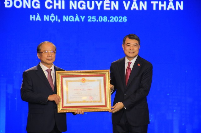 Thủ tướng Lê Minh Hưng trao tặng Huân chương lao động hạng nhất cho Chủ tịch Hiệp hội Nguyễn Văn Thân.