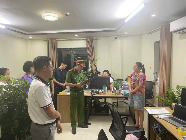 Cơ quan chức năng khám xét trụ sở của Công ty cổ phần Tập đoàn Sapa TV tại phường Lào Cai, tỉnh Lào Cai. Cơ quan chức năng khám xét trụ sở của Công ty cổ phần Tập đoàn Sapa TV tại phường Lào Cai, tỉnh Lào Cai.