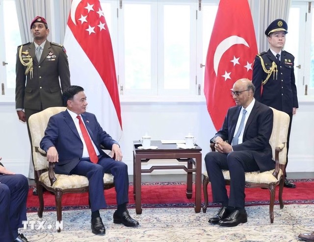 Thường trực Ban Bí thư Trần Cẩm Tú hội kiến Tổng thống Singapore Tharman Shanmugaratnam. Ảnh: TTXVN