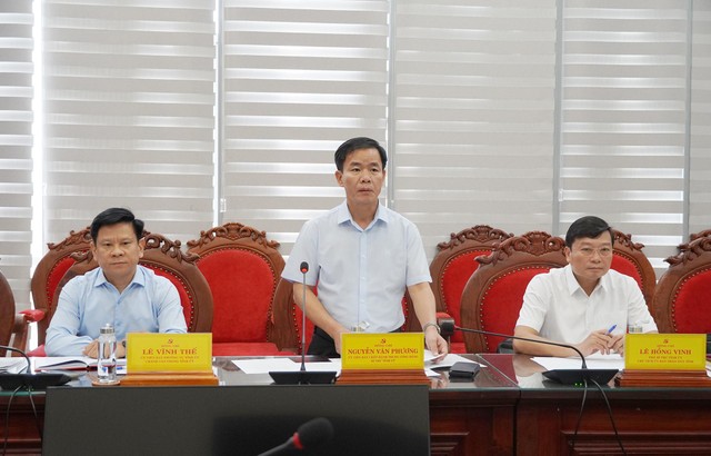Bí thư Tỉnh uỷ Quảng Trị trao đổi với nhà đầu tư tại buổi làm việc. Ảnh: Hồng Lựu Bí thư Tỉnh uỷ Quảng Trị trao đổi với nhà đầu tư tại buổi làm việc. Ảnh: Hồng Lựu