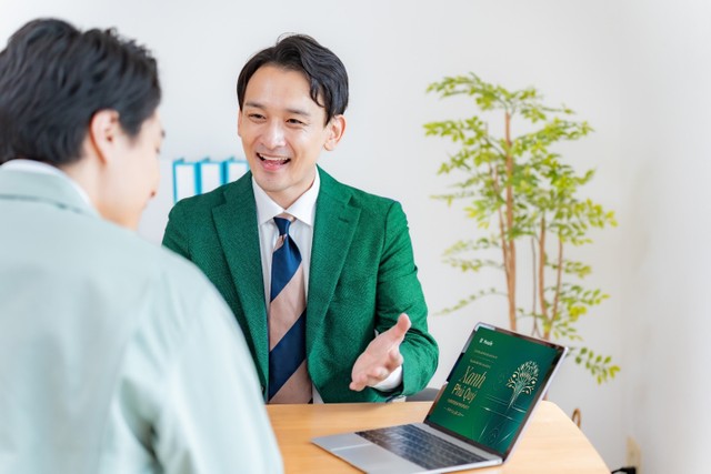Sản phẩm bảo hiểm liên kết đơn vị Xanh Phú Quý được nhiều người thuộc thế hệ “sandwich” quan tâm để bảo vệ và tích lũy tài chính cho giai đoạn hưu trí. Ảnh Hà Hằng. Sản phẩm bảo hiểm liên kết đơn vị Xanh Phú Quý được nhiều người thuộc thế hệ “sandwich” quan tâm để bảo vệ và tích lũy tài chính cho giai đoạn hưu trí. Ảnh Hà Hằng.