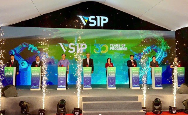 Lãnh đạo tỉnh Quảng Ninh và các đại biểu thực hiện nghi thức khởi công Khu công nghiệp VSIP Quảng Ninh. Lãnh đạo tỉnh Quảng Ninh và các đại biểu thực hiện nghi thức khởi công Khu công nghiệp VSIP Quảng Ninh.