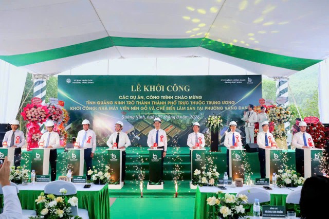 Các đại biểu thực hiện nghi thức khởi công Nhà máy viên nén gỗ và chế biến lâm sản tại phường Vàng Danh. Các đại biểu thực hiện nghi thức khởi công Nhà máy viên nén gỗ và chế biến lâm sản tại phường Vàng Danh.