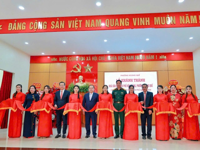 Bí thư Tỉnh ủy Quản Minh Cường cùng các đại biểu thực hiện nghi thức khánh thành Nhà văn hóa tại phường Hoàng Quế. Bí thư Tỉnh ủy Quản Minh Cường cùng các đại biểu thực hiện nghi thức khánh thành Nhà văn hóa tại phường Hoàng Quế.
