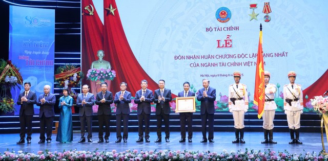 Đồng chí Tổng Bí thư Tô Lâm thay mặt Đảng và Nhà nước trao tặng Huân chương Độc lập hạng Nhất cho ngành Tài chính (ngày 8/8/2025). Ảnh: Dũng Minh Đồng chí Tổng Bí thư Tô Lâm thay mặt Đảng và Nhà nước trao tặng Huân chương Độc lập hạng Nhất cho ngành Tài chính (ngày 8/8/2025). Ảnh: Dũng Minh