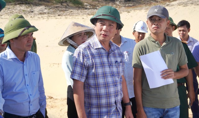 Phó Chủ tịch Thường trực UBND tỉnh Quảng Trị Hoàng Nam (ở giữa, hàng đầu) tại buổi kiểm tra thực địa các dự án. Phó Chủ tịch Thường trực UBND tỉnh Quảng Trị Hoàng Nam (ở giữa, hàng đầu) tại buổi kiểm tra thực địa các dự án.