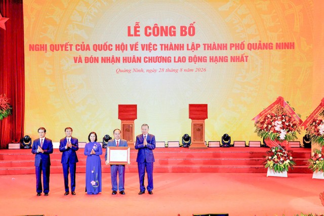 Tổng Bí thư, Chủ tịch nước Tô Lâm trao Nghị quyết của Quốc hội về thành lập thành phố Quảng Ninh cho lãnh đạo thành phố Quảng Ninh. Ảnh: QMG
