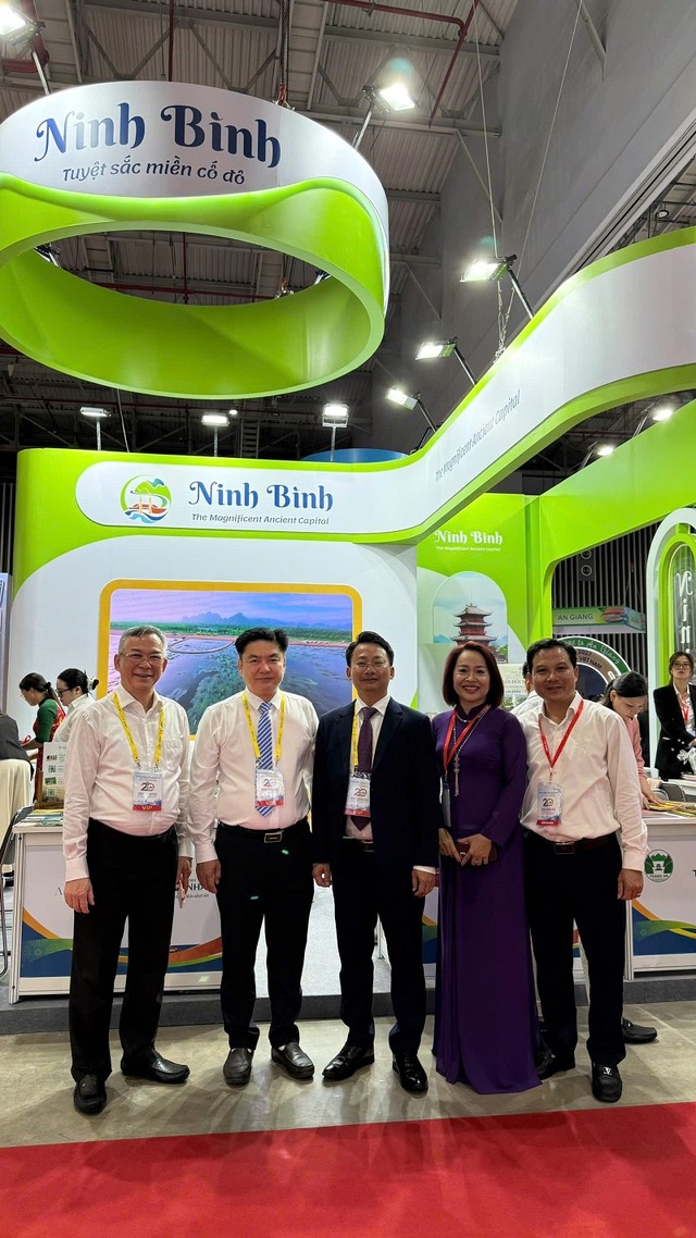 Lãnh đạo Cục Du lịch thăm gian hàng Tuyệt sắc miền Cố đô của tỉnh Ninh Bình
