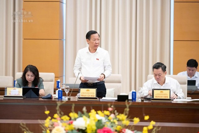 Chủ nhiệm Ủy ban Kinh tế và Tài chính Phan Văn Mãi trình bày báo cáo thẩm tra - Ảnh: QH.