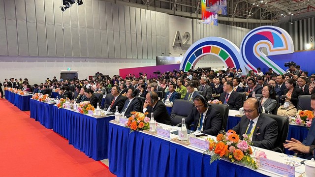 Đông đảo đại biểu cùng các đơn vị, doanh nghiệp hoạt động du lịch trong và ngoài nước đã tới dự Hội chợ Du lịch Quốc tế TP. Hồ Chí Minh lần thứ 20 năm 2026