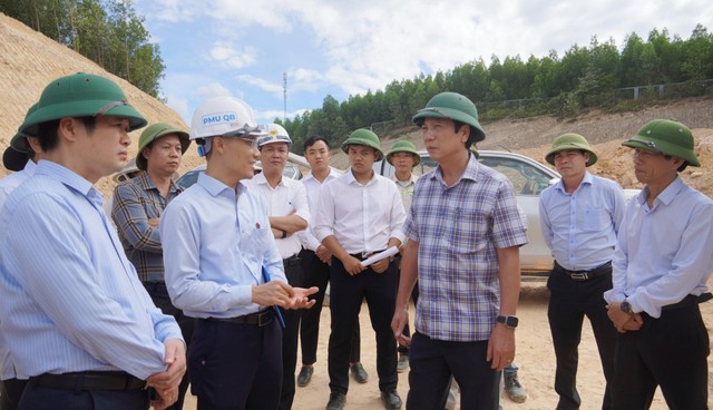 Phó Chủ tịch Thường trực UBND tỉnh Quảng Trị Hoàng Nam (thứ ba từ phải ảnh) nghe báo cáo tiến độ triển khai QL15D. Phó Chủ tịch Thường trực UBND tỉnh Quảng Trị Hoàng Nam (thứ ba từ phải ảnh) nghe báo cáo tiến độ triển khai QL15D.