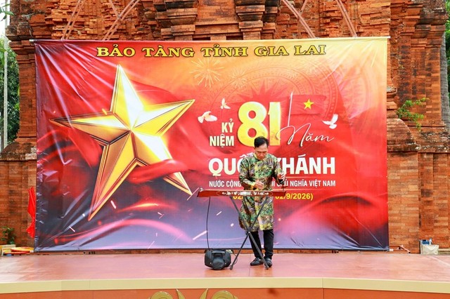 Tiết mục độc tấu đàn bầu “Một vòng Việt Nam” của nghệ sỹ Kim Vân tạo cảm xúc lắng đọng cùng thanh âm cội nguồn, tôn vinh nét tinh hoa và thanh âm độc bản của nhạc cụ truyền thống. Tiết mục độc tấu đàn bầu “Một vòng Việt Nam” của nghệ sỹ Kim Vân tạo cảm xúc lắng đọng cùng thanh âm cội nguồn, tôn vinh nét tinh hoa và thanh âm độc bản của nhạc cụ truyền thống.