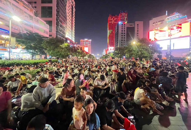 Hàng vạn người dân, du khách đổ về các tuyến đường, công viên và khu vực ven sông để chờ đón khoảnh khắc đặc biệt. Hàng vạn người dân, du khách đổ về các tuyến đường, công viên và khu vực ven sông để chờ đón khoảnh khắc đặc biệt.