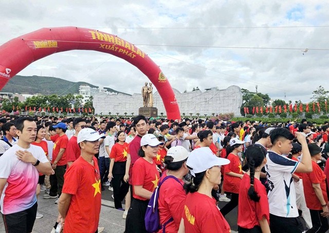 Chương trình đi bộ “Cùng Việt Nam tiến bước” năm 2026 tại tỉnh Gia Lai thu hút hơn 9.000 người đăng ký tham gia. Ảnh: P.H.