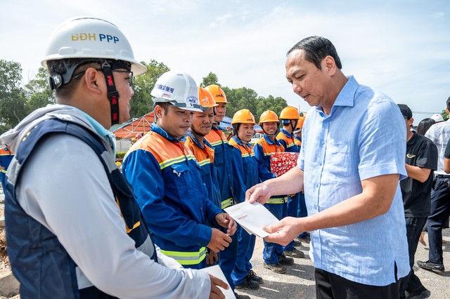 Phó Bí thư Thường trực Tỉnh ủy An Giang Lâm Minh Thành tặng quà, động viên các kỹ sư, công nhân làm việc tại tuyến đường sắt LRT. Ảnh: TDC