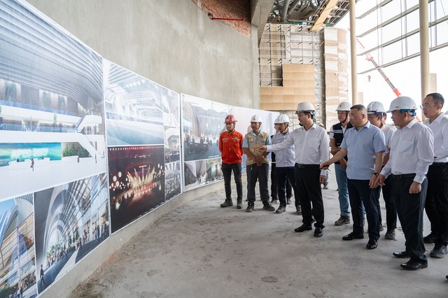 Đoàn công tác kiểm tra, nắm tiến độ dự án Trung tâm Tổ chức Hội nghị APEC 2027. Ảnh: TDC