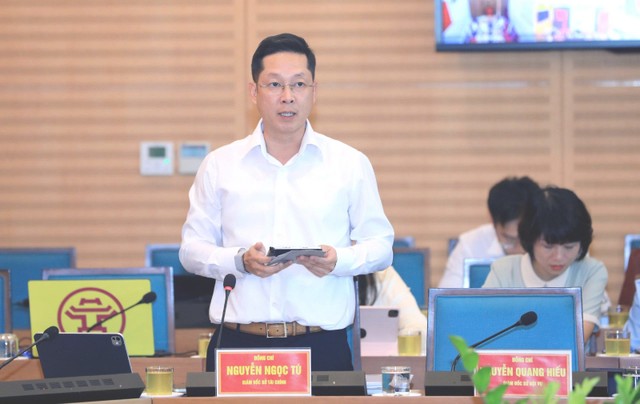 Giám đốc Sở Tài chính Hà Nội Nguyễn Ngọc Tú báo cáo tại phiên họp. Giám đốc Sở Tài chính Hà Nội Nguyễn Ngọc Tú báo cáo tại phiên họp.