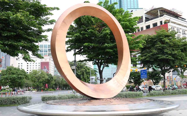 Biểu tượng Hữu nghị Quốc tế TP.HCM tại Công viên Bến Bạch Đằng. Ảnh: AX Biểu tượng Hữu nghị Quốc tế TP.HCM tại Công viên Bến Bạch Đằng. Ảnh: AX