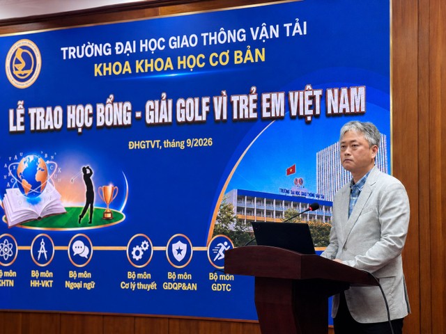 Ông Noh Seung Woo, Giám đốc Truyền thông Samsung Việt Nam cảm phục trước nỗ lực bền bỉ của Báo Tài chính - Đầu tư trong việc duy trì quỹ học bổng "Vì trẻ em Việt Nam". Ông Noh Seung Woo, Giám đốc Truyền thông Samsung Việt Nam cảm phục trước nỗ lực bền bỉ của Báo Tài chính - Đầu tư trong việc duy trì quỹ học bổng "Vì trẻ em Việt Nam".
