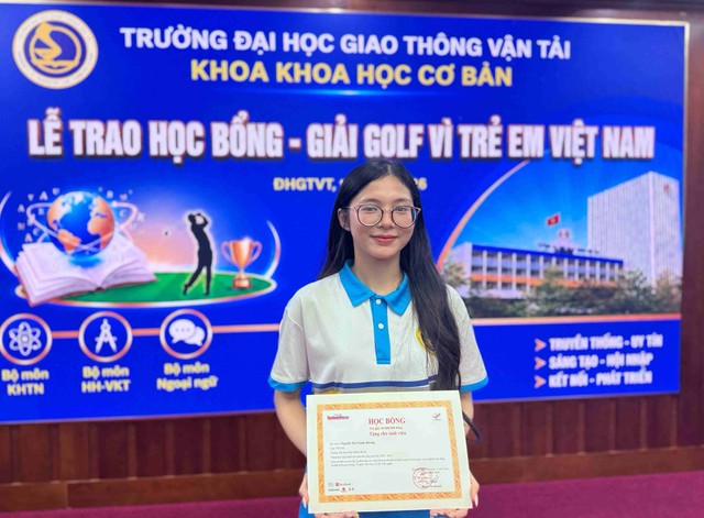 Em Nguyễn Thị Thanh Hương, sinh viên lớp Toán ứng dụng Khóa 64 bày tỏ sự biết ơn trước sự quan tâm, sẻ chia của Báo Tài chính - Đầu tư, các nhà tài trợ và thầy cô dành cho sinh viên. Em Nguyễn Thị Thanh Hương, sinh viên lớp Toán ứng dụng Khóa 64 bày tỏ sự biết ơn trước sự quan tâm, sẻ chia của Báo Tài chính - Đầu tư, các nhà tài trợ và thầy cô dành cho sinh viên.