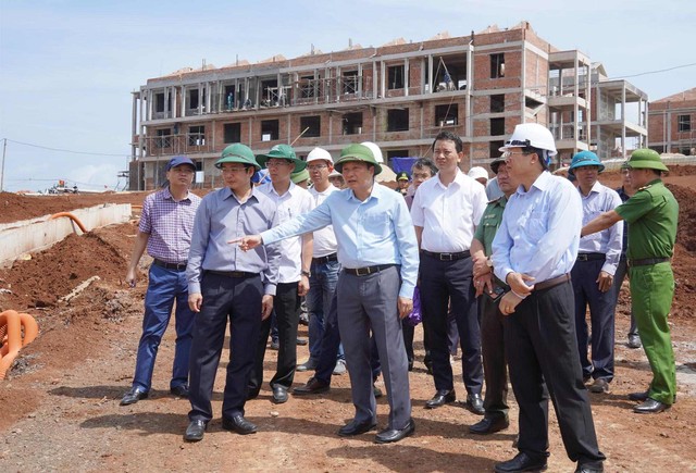 Chủ tịch UBND tỉnh Quảng Trị Lê Hồng Vinh (đang chỉ tay) đi kiểm tra tiến độ một dự án đầu tư công trên địa bàn tỉnh