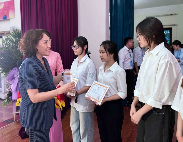Bà Trần Kim Nga, Tổng giám đốc Công ty TNHH Vietnam Beverage trao học bổng cho các sinh viên.