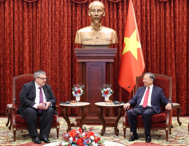 Tổng Bí thư, Chủ tịch nước Tô Lâm trao đổi với đại diện Hãng Thông tấn. Tổng Bí thư, Chủ tịch nước Tô Lâm trao đổi với đại diện Hãng Thông tấn.