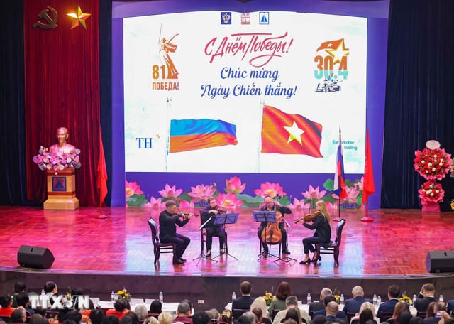 Các tiết mục nghệ thuật ca ngợi chủ nghĩa anh hùng cách mạng, tình yêu đất nước do các nghệ sỹ và học sinh hai nước Việt Nam-Nga thể hiện. (Ảnh: Thanh Tùng/TTXVN) Các tiết mục nghệ thuật ca ngợi chủ nghĩa anh hùng cách mạng, tình yêu đất nước do các nghệ sỹ và học sinh hai nước Việt Nam-Nga thể hiện. (Ảnh: Thanh Tùng/TTXVN)