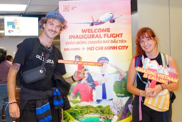 Hành khách vui mừng khi bay cùng Vietjet trên chuyến bay đầu tiên kết nối TP.HCM và Colombo (Sri Lanka) Hành khách vui mừng khi bay cùng Vietjet trên chuyến bay đầu tiên kết nối TP.HCM và Colombo (Sri Lanka)