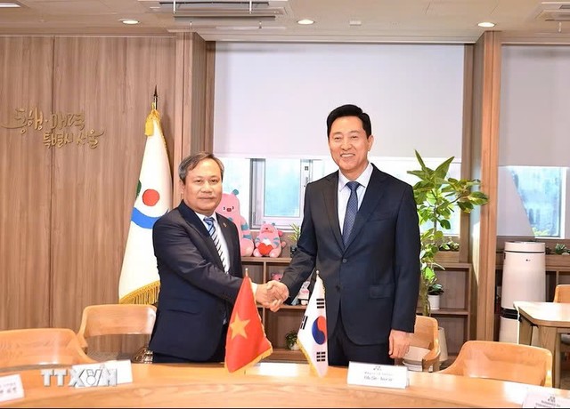 Chủ tịch UBND TP. Hà Nội Vũ Đại Thắng làm việc với Thị trưởng Seoul Oh Se-hoon. Ảnh: TTXVN