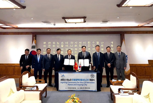 Đại biểu hai thành phố chứng kiến lễ ký Ý định thư về quan hệ hữu nghị và hợp tác giữa Hà Nội và Sejong. Đại biểu hai thành phố chứng kiến lễ ký Ý định thư về quan hệ hữu nghị và hợp tác giữa Hà Nội và Sejong.