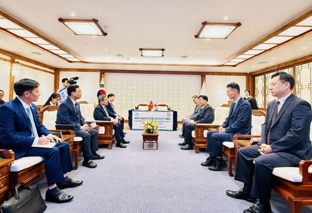 Chủ tịch UBND TP. Hà Nội Vũ Đại Thắng làm việc với Thị trưởng TP. Sejong Jo Sang-ho, trao đổi các định hướng hợp tác trong thời gian tới. Chủ tịch UBND TP. Hà Nội Vũ Đại Thắng làm việc với Thị trưởng TP. Sejong Jo Sang-ho, trao đổi các định hướng hợp tác trong thời gian tới.