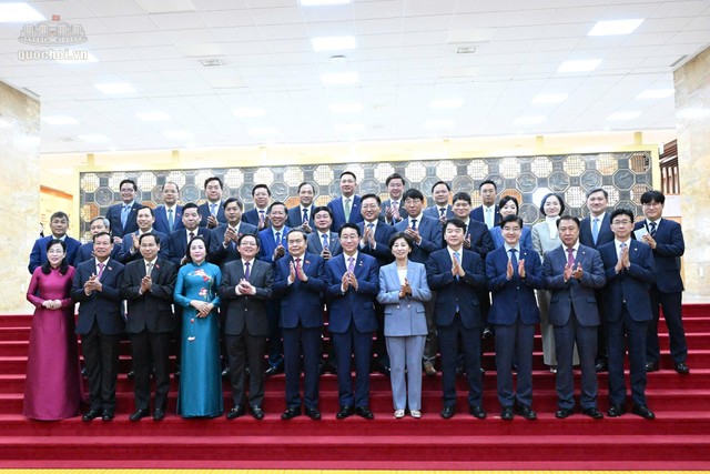 Chủ tịch Quốc hội Trần Thanh Mẫn và Chủ tịch Quốc hội Hàn Quốc Cho Jeong Sik cùng các đại biểu hai nước chụp ảnh lưu niệm. Chủ tịch Quốc hội Trần Thanh Mẫn và Chủ tịch Quốc hội Hàn Quốc Cho Jeong Sik cùng các đại biểu hai nước chụp ảnh lưu niệm.