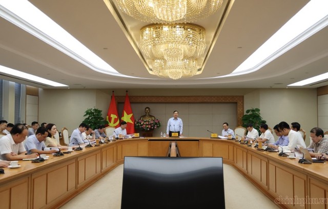 Phó Thủ tướng Thường trực Phạm Gia Túc chủ trì cuộc họp nghe báo cáo, cho ý kiến hoàn thiện Đề án Chương trình "Hàng Việt vì người Việt" giai đoạn 2026-2030 - Ảnh: chinhphu.vn