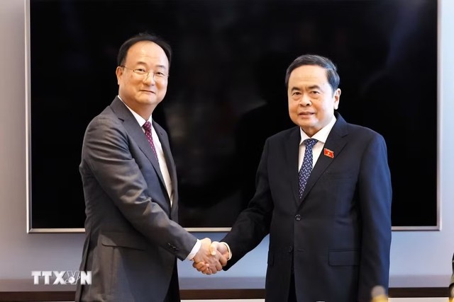 Chủ tịch Quốc hội Trần Thanh Mẫn tiếp ông Moon Hyuk-soo, Giám đốc điều hành LG Innotek, thuộc Tập đoàn LG. (Ảnh: Doãn Tấn/TTXVN) Chủ tịch Quốc hội Trần Thanh Mẫn tiếp ông Moon Hyuk-soo, Giám đốc điều hành LG Innotek, thuộc Tập đoàn LG. (Ảnh: Doãn Tấn/TTXVN)