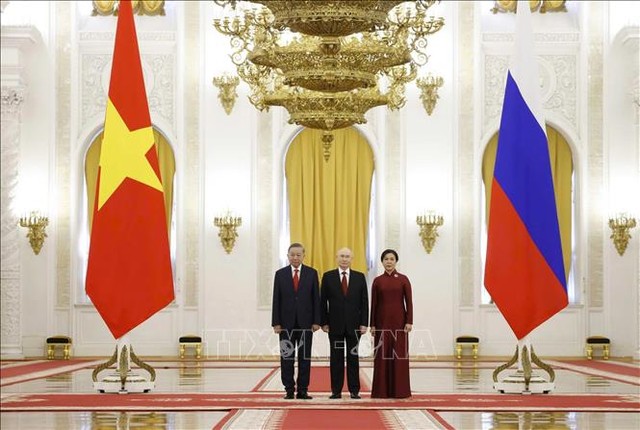Tổng thống Liên bang Nga Vladimir Putin đón Tổng Bí thư, Chủ tịch nước Tô Lâm và Phu nhân. Ảnh: Thống Nhất/TTXVN Tổng thống Liên bang Nga Vladimir Putin đón Tổng Bí thư, Chủ tịch nước Tô Lâm và Phu nhân. Ảnh: Thống Nhất/TTXVN